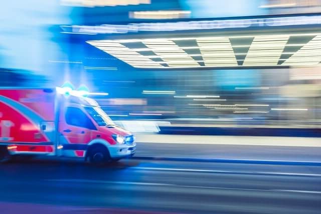 Rettungswagen auf Einsatzfahrt